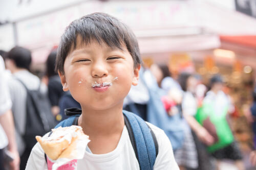 砂糖の甘味の特徴_挿入画像3_クレープをもった男の子の画像