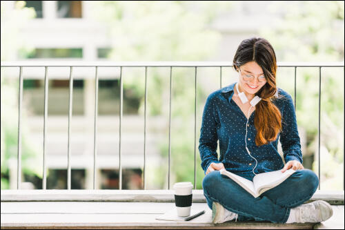 乳糖果糖オリゴ糖って4_挿入画像_女子大学生が床に座って本を読んでいる画像